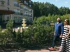 Hotel jest położony na brzegu Niemna i otoczony lasem