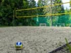 Tuż obok mieści się boisko do siatkówki plażowej