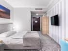 Na wyposażeniu znajduje się mini-bar, sejf, telewizor, wi-fi