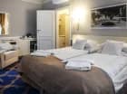 Apartament ma pokój dzienny z sofą oraz wygodną 2-osobową sypialnię