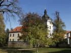 Zabytkowe zabudowania w sielskiej atmosferze