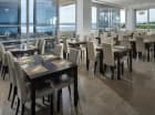 Hotel oferuje klimatyzowaną restaurację oraz drink bar