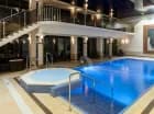 Obok wewnętrznego basenu w strefie wellness znajduje się jacuzzi