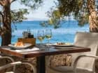 Obok hotelu znajduje się Punta Rata Restaurant z widokiem na morze