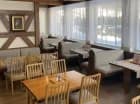 W tym alpejskim hotelu mieści się restauracja utrzymana w lokalnym stylu