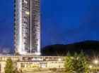 Hotel ma kształt wysokiej wieży, dzięki czemu pokoje oferują widoki na góry