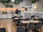 Znajduje się tu przestronna sala śniadaniowa