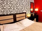 Apartament Standard składa się z salonu z toaletą i sypialni z łazienką