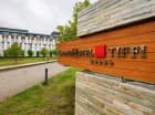 Hotel dysponuje pokojami z panoramicznym widokiem na ogród lub jezioro