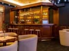 Przy restauracji mieści się kawiarnia z drink barem