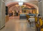 Hotelowa restauracja oferuje bufetowe śniadania i obiadokolacje