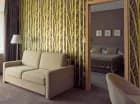 Pokój typu suite to sypialnia oraz salon z rozkładaną sofą