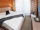 Pokój Lux jest wyposażony w minibar, czajnik, TV, wifi, ręczniki kąpielowe