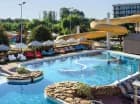 Hotel sąsiaduje bezpośrednio z kompleksem termalnym Zalakaros Spa