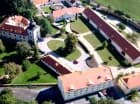 Hotel mieści się na terenie zamkowej posiadłości