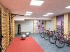 O formę można zadbać w wyposażonej sali fitness i siłowni