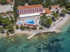Hotel jest położony tuż przy plaży, kwadrans spacerem od miasteczka