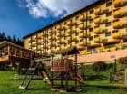 Na najmłodszych czeka plac zabaw i kącik dla dzieci w hotelu