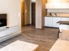W apartamencie rodzinnym jest jedna osobna sypialnia i salon z kuchnią i sofą