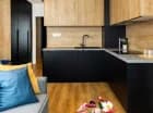 W każdym apartamencie jest kompleksowo wyposażony aneks kuchenny
