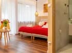 Pokoje posiadają łazienki z prysznicem, dostęp do Wi-Fi, balkon