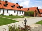 Ponadto wygodne i przytulne pokoje 3* urządzono w dawnej Oficynie Folwarku