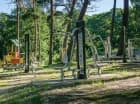 Na terenie hotelu mieści się placyk zabaw dla dzieci i zewnętrzna siłownia
