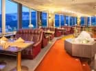 Na najwyższym piętrze hotelu mieści się Sky Bar 18