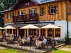 Restauracja ma przyjemny taras z parasolami