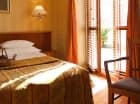 W pokojach Deluxe znajduje się balkon lub taras