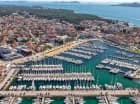 Hotel mieści się przy samiutkiej marinie
