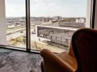 Z niektórych przestrzeni w hotelu, a także z pokoi widać płytę lotniska