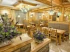 Restauracja Stylowa urządzona jest w podhalańskim klimacie