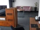 Z drugiej strony pokoju jest część dzienna z kanapą