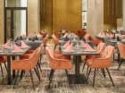Wewnątrz urządzono stylową restaurację