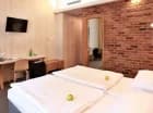 W pokoju jest miejsce do pracy i minibar/lodówka hotelowa
