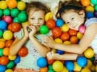 Na dzieci czekają duży zewnętrzny plac zabaw oraz sala zabaw i sala gier