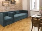 W salonach apartamentów stoją rozkładane sofy