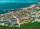 Hotel jest położony blisko piaszczystej plaży oraz lasu Nadmorskiego Parku