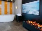 Apartament Prime Amber z wanną i odcieniami bursztynu
