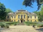 Hotel mieści się tuż obok barokowego zamku De La Motte