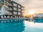 Jest to nowoczesny kompleks apartamentów z dużym basenem zewnętrznym
