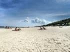 Wyróżnia go szeroka, piękna, piaszczysta plaża
