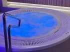 Obok basenu jest jacuzzi