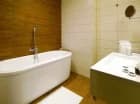 Łazienka z wanną w apartamencie rodzinnym 2+2