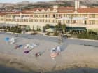 Hotel położony jest bezpośrednio przy plaży