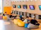 Pokój gier z konsolami PS i X-box dla starszych dzieci