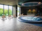 Wewnętrzne jacuzzi z widokiem na góry