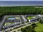 Resort jest położony blisko plaży, w otoczeniu sosnowego lasu