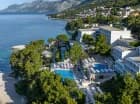Tylko drzewa sosnowe oddzielają hotel od Adriatyku